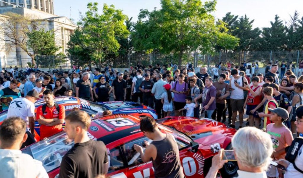 Este viernes 3 de octubre, San Nicolás comenzará a palpitar una nueva edición del automovilismo nacional con la llegada del Turismo Carretera. Los autos recorrerán las principales avenidas de la ciudad para culminar con un gran encuentro de fanáticos en la Costanera Alta, donde la pasión fierrera se hará sentir con toda su fuerza.