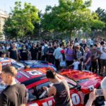 Este viernes 3 de octubre, San Nicolás comenzará a palpitar una nueva edición del automovilismo nacional con la llegada del Turismo Carretera. Los autos recorrerán las principales avenidas de la ciudad para culminar con un gran encuentro de fanáticos en la Costanera Alta, donde la pasión fierrera se hará sentir con toda su fuerza.