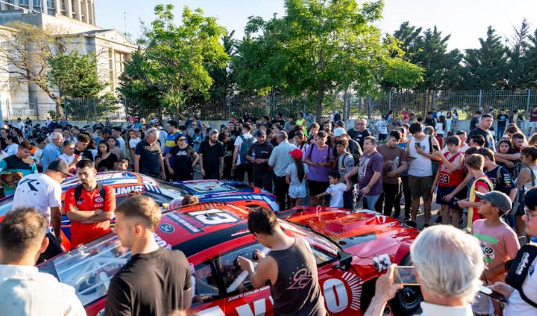 Este viernes 3 de octubre, San Nicolás comenzará a palpitar una nueva edición del automovilismo nacional con la llegada del Turismo Carretera. Los autos recorrerán las principales avenidas de la ciudad para culminar con un gran encuentro de fanáticos en la Costanera Alta, donde la pasión fierrera se hará sentir con toda su fuerza.