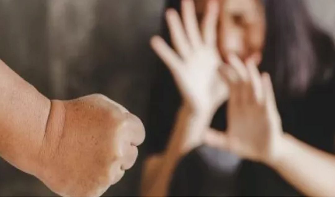 Un violento episodio de violencia de género conmocionó al barrio Cooperación, donde una mujer y su hija fueron brutalmente agredidas por la pareja de la víctima. Según testigos, el hecho ocurrió cuando el hombre, de 47 años, le pidió dinero a su pareja para continuar consumiendo drogas.