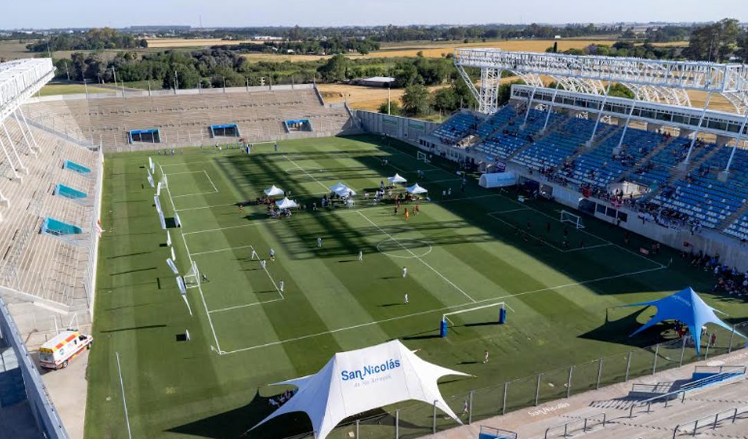El primer fin de semana de diciembre, San Nicolás volverá a convertirse en el punto de encuentro del deporte infantil con la llegada de la cuarta edición del torneo de fútbol “El Sudamericano”. Del 5 al 7 de diciembre, el Estadio San Nicolás será el epicentro de un evento que reunirá a cientos de chicos y familias para disfrutar tres jornadas cargadas de pasión y competencia.