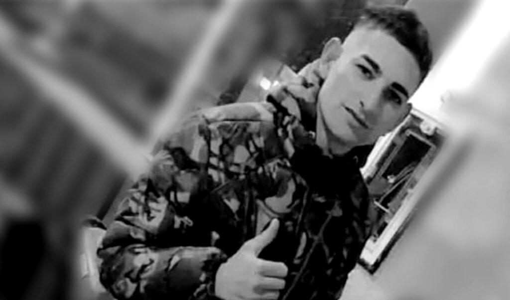 La familia de Javier Alejandro Martínez, de 28 años, solicita la colaboración de los vecinos de San Nicolás para poder costear los gastos del velatorio y darle su última despedida. Javier fue ejecutado de un disparo en la cabeza a plena luz del día por el ex de su pareja, en un trágico hecho ocurrido en la esquina de Ruiz y José Rivas, en el día de ayer en el barrio Santa Clara.