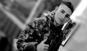 La familia de Javier Alejandro Martínez, de 28 años, solicita la colaboración de los vecinos de San Nicolás para poder costear los gastos del velatorio y darle su última despedida. Javier fue ejecutado de un disparo en la cabeza a plena luz del día por el ex de su pareja, en un trágico hecho ocurrido en la esquina de Ruiz y José Rivas, en el día de ayer en el barrio Santa Clara.