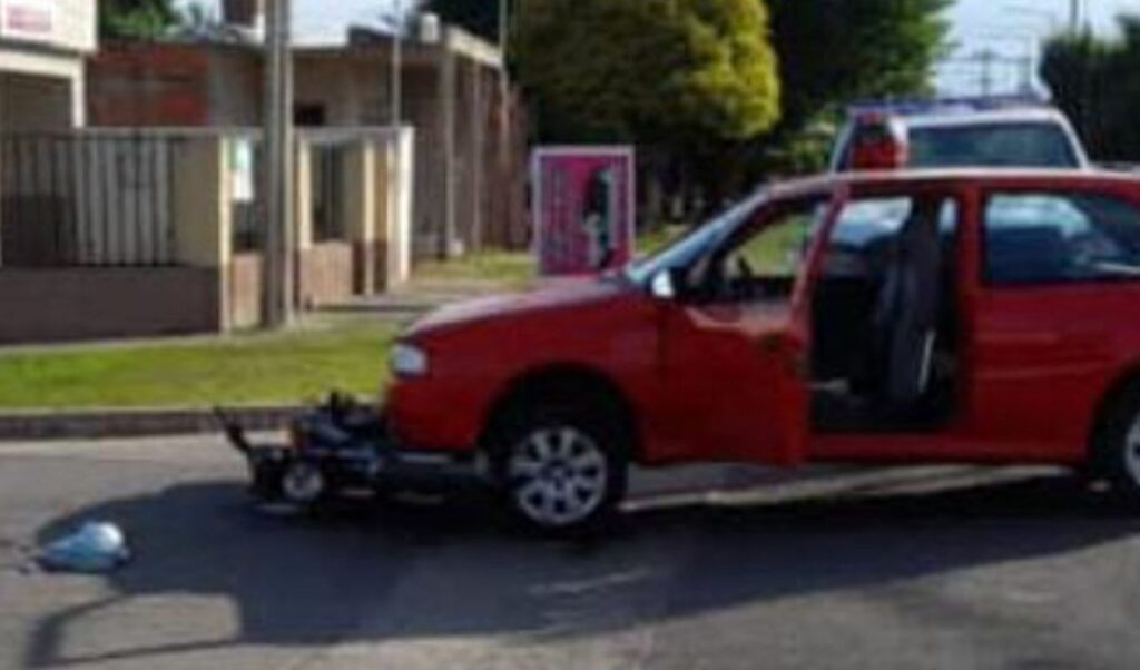 Una pareja resultó gravemente herida tras ser atropellada por un Volkswagen Gol conducido por una mujer de 58 años, en la esquina de Piñero y José Núñez, en San Nicolás. El violento accidente ocurrió en horas de la mañana y movilizó a efectivos policiales y personal médico del SAME.