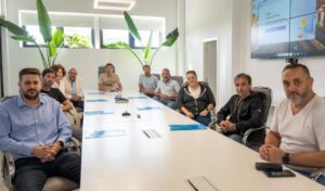 El intendente Santiago Passaglia mantuvo esta mañana un encuentro con los presidentes de distintos clubes de la ciudad, con el objetivo de analizar el trabajo realizado en los últimos años a través del programa de Becas Deportivas impulsado por la Municipalidad. Durante la reunión, también se plantearon nuevas propuestas para continuar acompañando a niños y adolescentes en el acceso a actividades deportivas, independientemente de su situación económica.