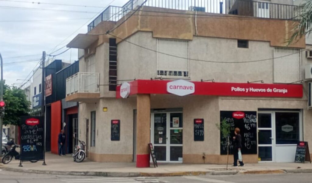 Un gesto de honestidad y solidaridad tuvo lugar en las últimas horas en la ciudad, cuando el propietario del local de pollos y chacinados “Carnave”, ubicado en la esquina de Morteo y Nación, devolvió una cartera que una clienta había olvidado en su establecimiento. La mujer había retirado recientemente el dinero de su jubilación, el cual pensaba utilizar para una intervención quirúrgica.