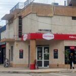 Un gesto de honestidad y solidaridad tuvo lugar en las últimas horas en la ciudad, cuando el propietario del local de pollos y chacinados “Carnave”, ubicado en la esquina de Morteo y Nación, devolvió una cartera que una clienta había olvidado en su establecimiento. La mujer había retirado recientemente el dinero de su jubilación, el cual pensaba utilizar para una intervención quirúrgica.