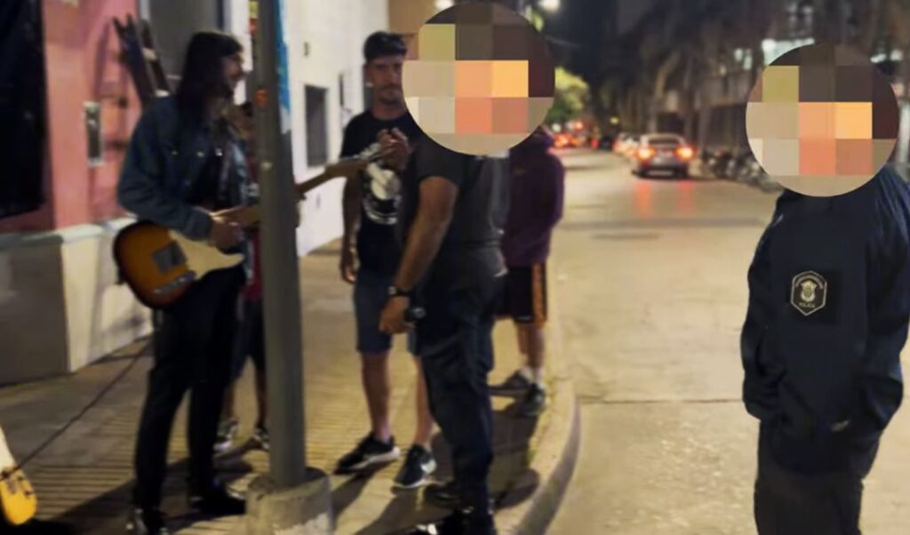 La banda nicoleña Coliyarock, liderada por Manu Colabella, volvió a dar que hablar tras el lanzamiento de su nuevo videoclip, presentado hace apenas unos minutos en su canal oficial de YouTube. Fieles a su estilo rebelde y provocador, los músicos del autodenominado “rock and roll crocante” transformaron un incidente policial en parte de su obra artística.