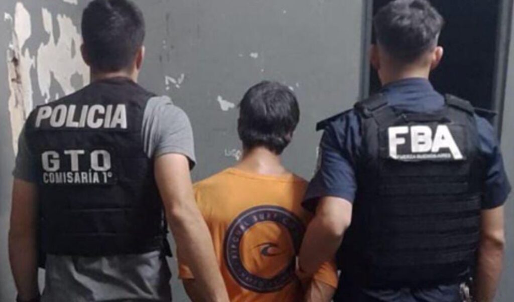 Un hombre de 45 años fue detenido en San Nicolás luego de confirmarse que tenía una orden de detención vigente para la ejecución de una pena, emitida por el Juzgado de Ejecución Penal de la ciudad. El procedimiento tuvo lugar en la intersección de Argerich y avenida Savio.