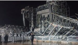 Un violento temporal azotó la región durante la noche y provocó daños devastadores en el autódromo de San Nicolás, donde debía desarrollarse la Fiesta de Disfraces 2025. El fenómeno climático obligó a suspender el evento y dejó como saldo el escenario principal completamente destruido.