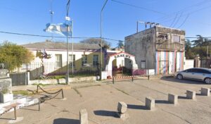 Un adolescente de 14 años resultó con lesiones leves luego de ser atropellado por un automóvil cuyo conductor se dio a la fuga en La Emilia. El hecho ocurrió el pasado 12 de noviembre, alrededor de las 14:30 horas, frente a la Escuela de Educación Técnica N°5, ubicada en Hermenegildo Córdova 255.