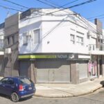 Una adolescente de 16 años sufrió serias lesiones en la madrugada de este domingo luego de caer desde el balcón de su departamento ubicado en la esquina de Urquiza y Belgrano, en pleno centro de San Nicolás. El hecho generó una rápida intervención policial y médica.