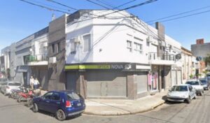 Una adolescente de 16 años sufrió serias lesiones en la madrugada de este domingo luego de caer desde el balcón de su departamento ubicado en la esquina de Urquiza y Belgrano, en pleno centro de San Nicolás. El hecho generó una rápida intervención policial y médica.