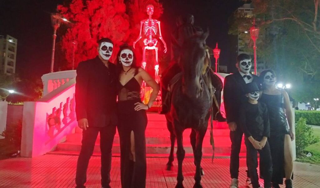 La celebración de Halloween en la costanera de San Nicolás dejó una postal inolvidable este año. Entre los cientos de personas que participaron de la fiesta con originales disfraces, uno logró llevarse todas las miradas: el Jinete sin Cabeza, que sorprendió a todos al llegar montado en un caballo real.