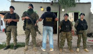 En un amplio operativo policial llevado a cabo entre la tarde de ayer y la madrugada de hoy, efectivos de la Delegación Departamental de Investigaciones del Tráfico de Drogas Ilícitas de San Nicolás, junto con la UFI N°1 de San Nicolás, desbarataron una organización dedicada a la comercialización de estupefacientes que operaba en San Nicolás, Ramallo y Capitán Sarmiento.