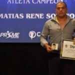 El deportista nicoleño Matías Solano recibió un destacado reconocimiento por parte de la Federación Nacional de Jiu Jitsu, luego de un año de sobresaliente rendimiento competitivo en el que logró ubicarse en el primer puesto del ranking nacional de su categoría. Su constancia, disciplina y resultados en cada torneo lo posicionaron como uno de los atletas más destacados del país.