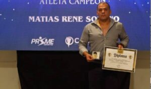 El deportista nicoleño Matías Solano recibió un destacado reconocimiento por parte de la Federación Nacional de Jiu Jitsu, luego de un año de sobresaliente rendimiento competitivo en el que logró ubicarse en el primer puesto del ranking nacional de su categoría. Su constancia, disciplina y resultados en cada torneo lo posicionaron como uno de los atletas más destacados del país.