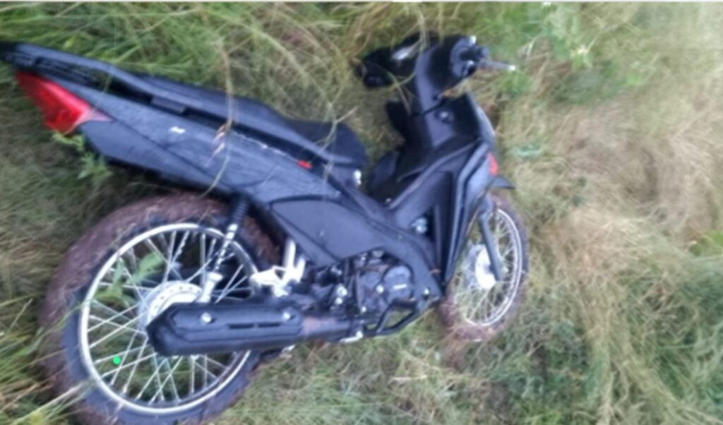 Una motocicleta Honda Wave fue hallada abandonada en un descampado ubicado en la zona de José Ingenieros y Entre Ríos, en la ciudad de San Nicolás. El hecho ocurrió, cuando personal del Comando de Patrullas realizaba tareas de prevención en el lugar.