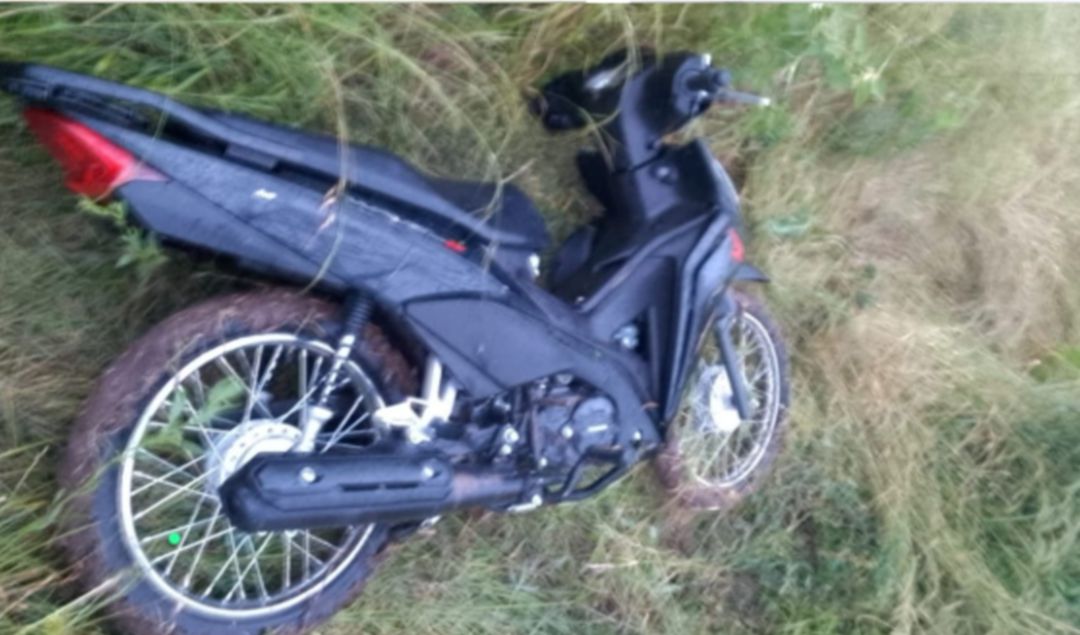 Una motocicleta Honda Wave fue hallada abandonada en un descampado ubicado en la zona de José Ingenieros y Entre Ríos, en la ciudad de San Nicolás. El hecho ocurrió, cuando personal del Comando de Patrullas realizaba tareas de prevención en el lugar.