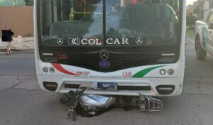 Un accidente de tránsito tuvo lugar en la tarde de este sábado en la intersección de Acevedo y Congreso, cuando un colectivo de la empresa Vercelli Hnos. colisionó con una motocicleta Honda Storm 125cc.
