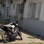 En las últimas horas, personal policial logró recuperar una motocicleta Honda Crypto que había sido robada durante la tarde del día anterior en la zona de calle Savio y Pavon. El rápido accionar de los efectivos de la comisaría interviniente permitió identificar y detener la marcha del rodado cuando circulaba en la vía pública.