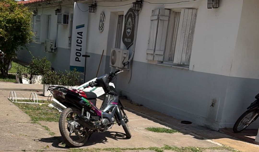 En las últimas horas, personal policial logró recuperar una motocicleta Honda Crypto que había sido robada durante la tarde del día anterior en la zona de calle Savio y Pavon. El rápido accionar de los efectivos de la comisaría interviniente permitió identificar y detener la marcha del rodado cuando circulaba en la vía pública.