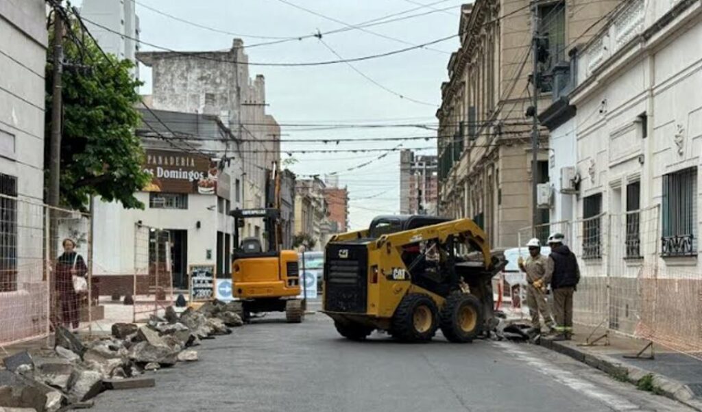 Durante la mañana de hoy, el intendente Santiago Passaglia recorrió los avances de la obra que se está llevando adelante en el centro de San Nicolás, como parte del proyecto de refuncionalización urbana que busca revalorizar el casco histórico y mejorar la circulación peatonal.