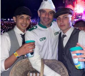 La primera mega fiesta de disfrases realizada el pasado sábado en el Autódromo de San Nicolás dejó postales de todo tipo, pero entre cientos de trajes coloridos hubo uno que se llevó todas las miradas por su esencia bien local. El dirigente político Manuel Passaglia sorprendió a todos al presentarse con un disfraz profundamente arraigado en la identidad nicoleña.