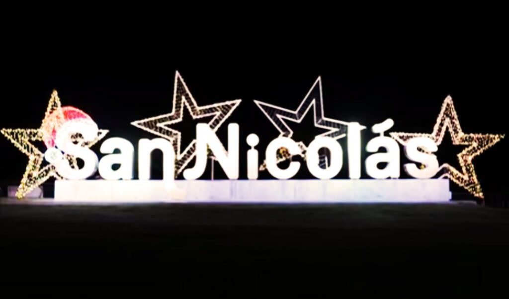 Los adornos navideños instalados por la Municipalidad de San Nicolás en distintos puntos de la ciudad generaron una enorme repercusión entre los vecinos y visitantes. Como ya es tradición en esta época del año, miles de personas buscan sacarse su postal navideña con la decoración que se ha convertido en un verdadero clásico local.