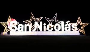 Los adornos navideños instalados por la Municipalidad de San Nicolás en distintos puntos de la ciudad generaron una enorme repercusión entre los vecinos y visitantes. Como ya es tradición en esta época del año, miles de personas buscan sacarse su postal navideña con la decoración que se ha convertido en un verdadero clásico local.