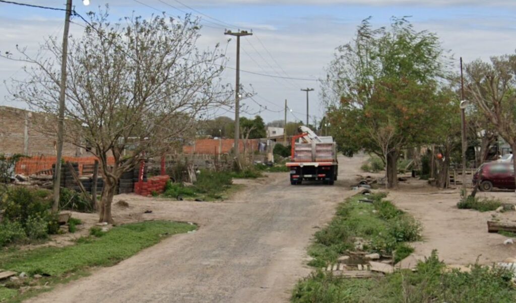 Un grupo de remiseros protagonizó esta tarde un hecho de violencia en el barrio La Mellisa, luego de que minutos antes un presunto delincuente —según versiones— robara a una conductora de un remis. Los trabajadores, armados y movilizados en represalia por el episodio sufrido por su compañera, irrumpieron en una vivienda ubicada en Choping al 400 en busca del sospechoso, generando destrozos en el inmueble y tensión entre los vecinos.