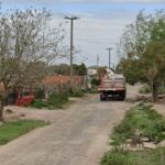 Un grupo de remiseros protagonizó esta tarde un hecho de violencia en el barrio La Mellisa, luego de que minutos antes un presunto delincuente —según versiones— robara a una conductora de un remis. Los trabajadores, armados y movilizados en represalia por el episodio sufrido por su compañera, irrumpieron en una vivienda ubicada en Choping al 400 en busca del sospechoso, generando destrozos en el inmueble y tensión entre los vecinos.
