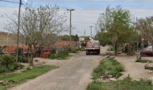 Un grupo de remiseros protagonizó esta tarde un hecho de violencia en el barrio La Mellisa, luego de que minutos antes un presunto delincuente —según versiones— robara a una conductora de un remis. Los trabajadores, armados y movilizados en represalia por el episodio sufrido por su compañera, irrumpieron en una vivienda ubicada en Choping al 400 en busca del sospechoso, generando destrozos en el inmueble y tensión entre los vecinos.