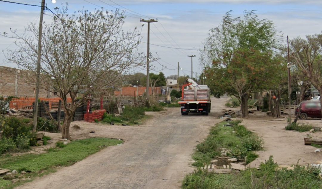 Un grupo de remiseros protagonizó esta tarde un hecho de violencia en el barrio La Mellisa, luego de que minutos antes un presunto delincuente —según versiones— robara a una conductora de un remis. Los trabajadores, armados y movilizados en represalia por el episodio sufrido por su compañera, irrumpieron en una vivienda ubicada en Choping al 400 en busca del sospechoso, generando destrozos en el inmueble y tensión entre los vecinos.