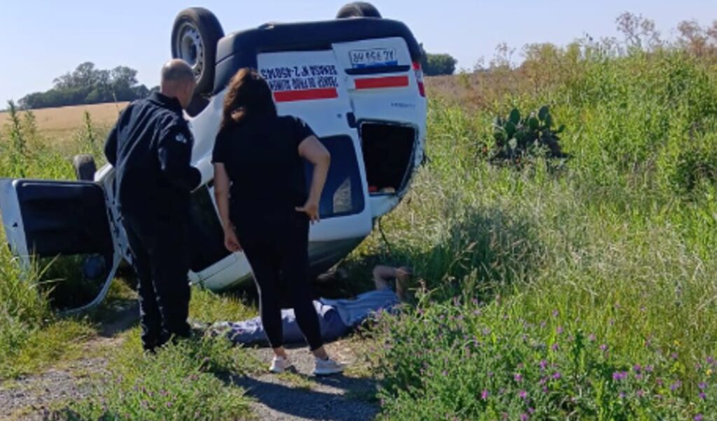 Un accidente vial se registró sobre la Ruta Nacional 188, en el tramo comprendido entre Rojo y Campo Salles, donde una utilitaria que realizaba reparto de pan terminó volcando por circunstancias que aún se encuentran bajo investigación.