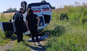 Un accidente vial se registró sobre la Ruta Nacional 188, en el tramo comprendido entre Rojo y Campo Salles, donde una utilitaria que realizaba reparto de pan terminó volcando por circunstancias que aún se encuentran bajo investigación.