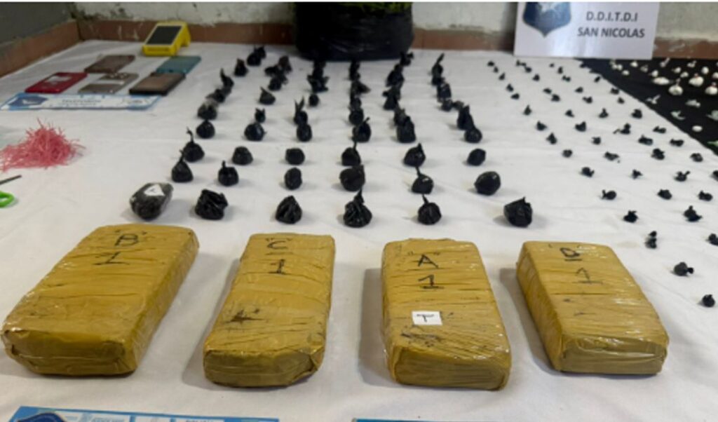 En un importante operativo contra el narcotráfico, efectivos de la Delegación Departamental de Investigaciones del Tráfico de Drogas Ilícitas de San Nicolás, junto con la Fiscalía Nº1 a cargo de la Dra. María Verónica Marcantonio, realizaron en la madrugada de hoy diez allanamientos simultáneos en distintos puntos de la ciudad. El operativo permitió desbaratar una organización delictiva dedicada a la distribución y comercialización de estupefacientes.