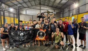 La academia de kickboxing y MMA a cargo del profesor Martín Núñez cerró el año competitivo con un balance sumamente positivo, destacándose en un importante encuentro internacional realizado el sábado 13 de diciembre en la ciudad de Garín, provincia de Buenos Aires. El evento formó parte del circuito de competencias pactadas para el cierre de la temporada y reunió a delegaciones de distintos puntos del país y del exterior.