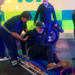 En la madrugada de hoy, un grave incidente vial se registró en la intersección de Francia y Belgrano, donde un automóvil Chevrolet Corsa color gris embistió a un peatón y posteriormente intentó darse a la fuga.