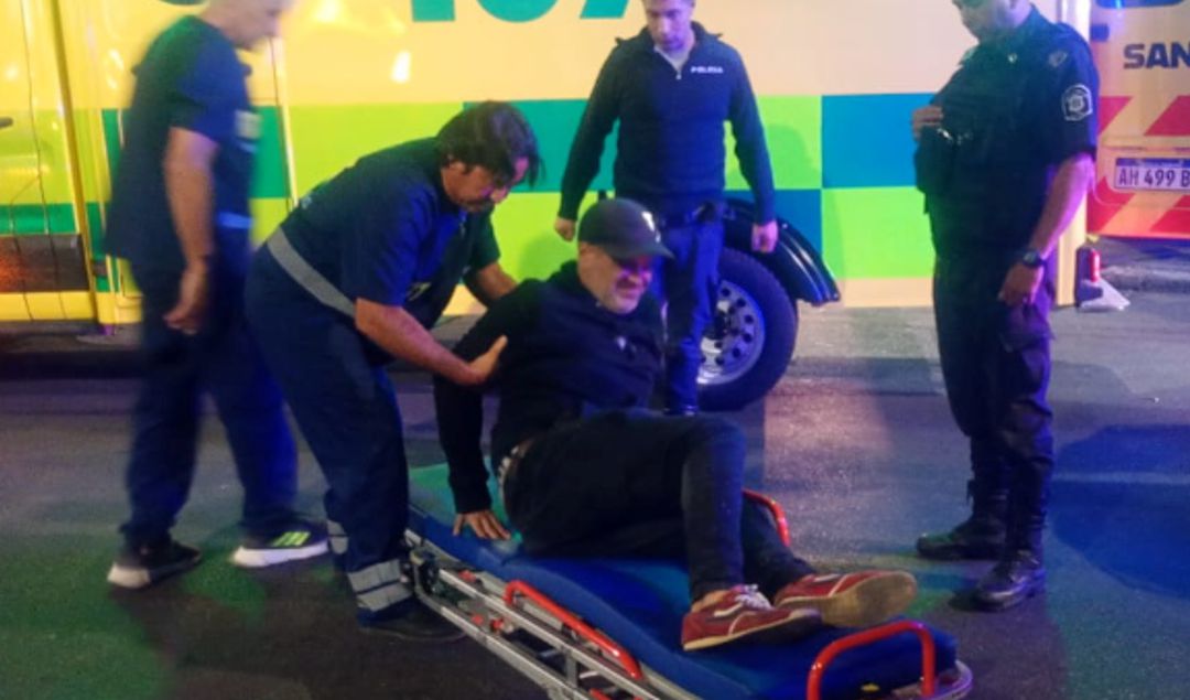 En la madrugada de hoy, un grave incidente vial se registró en la intersección de Francia y Belgrano, donde un automóvil Chevrolet Corsa color gris embistió a un peatón y posteriormente intentó darse a la fuga.