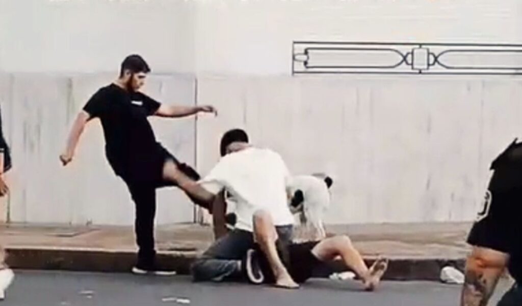 Un violento episodio ocurrió en la mañana del domingo en la intersección de calles Francia y Belgrano, donde un individuo en situación de calle fue brutalmente agredido luego de intentar robarle a un grupo de jóvenes que circulaba por el lugar.