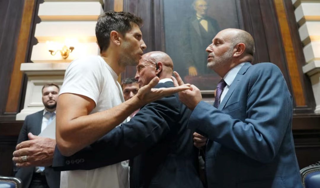 El intendente de San Nicolás, Santiago Passaglia, brindó su versión de los hechos tras el episodio que se viralizó a nivel nacional, en el que se lo vio intentando votar en contra del endeudamiento bonaerense durante una sesión en la Legislatura provincial. El jefe comunal expresó su postura en primera persona a través de su cuenta de Instagram, donde explicó los motivos que lo llevaron a actuar de esa manera.