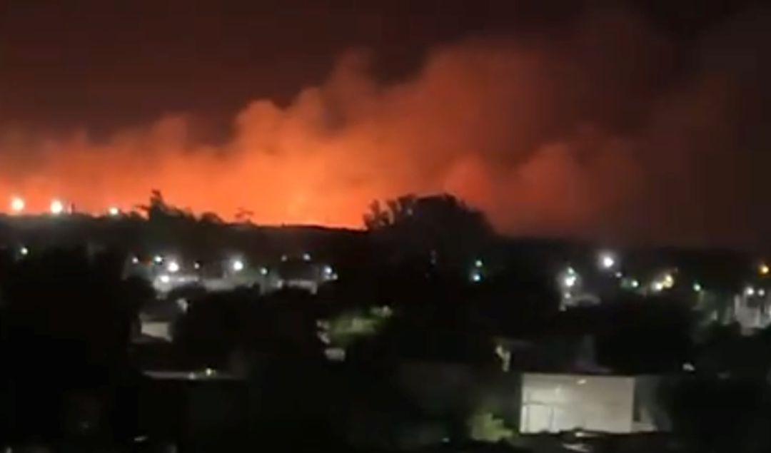 Un impactante incendio generó preocupación y desconcierto entre los vecinos de San Nicolás durante la tarde de ayer, luego de que comenzaran a viralizarse en redes sociales imágenes que mostraban una densa columna de humo negro y fuego elevándose desde la zona oeste de la ciudad. La escena, captada desde distintos puntos urbanos, lucía alarmante y despertó una ola de interrogantes.