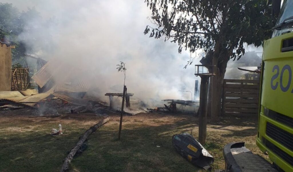 En la jornada de ayer, bomberos de San Nicolás intervinieron para sofocar un incendio que se desató en una vivienda precaria ubicada en calle Morvidoni al 1350. Según informaron vecinos de la zona, el lugar era utilizado de manera ocasional por personas en situación de indigencia.