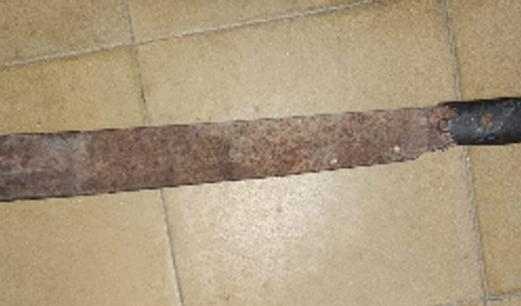 Un violento episodio se registró este sábado 13 de diciembre en la intersección de calles R. Moreno y Chacabuco, donde una riña entre varios jóvenes terminó con un menor herido con un machete. El hecho motivó la intervención inmediata del personal policial tras un llamado al 911.