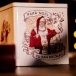 La Municipalidad de San Nicolás presentó un producto exclusivo para esta temporada navideña y la respuesta de los vecinos fue inmediata: la nueva lata de pan dulce, diseñada especialmente con motivos que representan a la ciudad, se agotó por completo en su primer día de venta. El lanzamiento se realizó durante el encendido del arbolito en la costanera baja el pasado lunes 8 de diciembre, donde el público adquirió rápidamente todas las unidades disponibles.