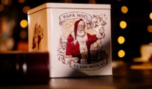 La Municipalidad de San Nicolás presentó un producto exclusivo para esta temporada navideña y la respuesta de los vecinos fue inmediata: la nueva lata de pan dulce, diseñada especialmente con motivos que representan a la ciudad, se agotó por completo en su primer día de venta. El lanzamiento se realizó durante el encendido del arbolito en la costanera baja el pasado lunes 8 de diciembre, donde el público adquirió rápidamente todas las unidades disponibles.