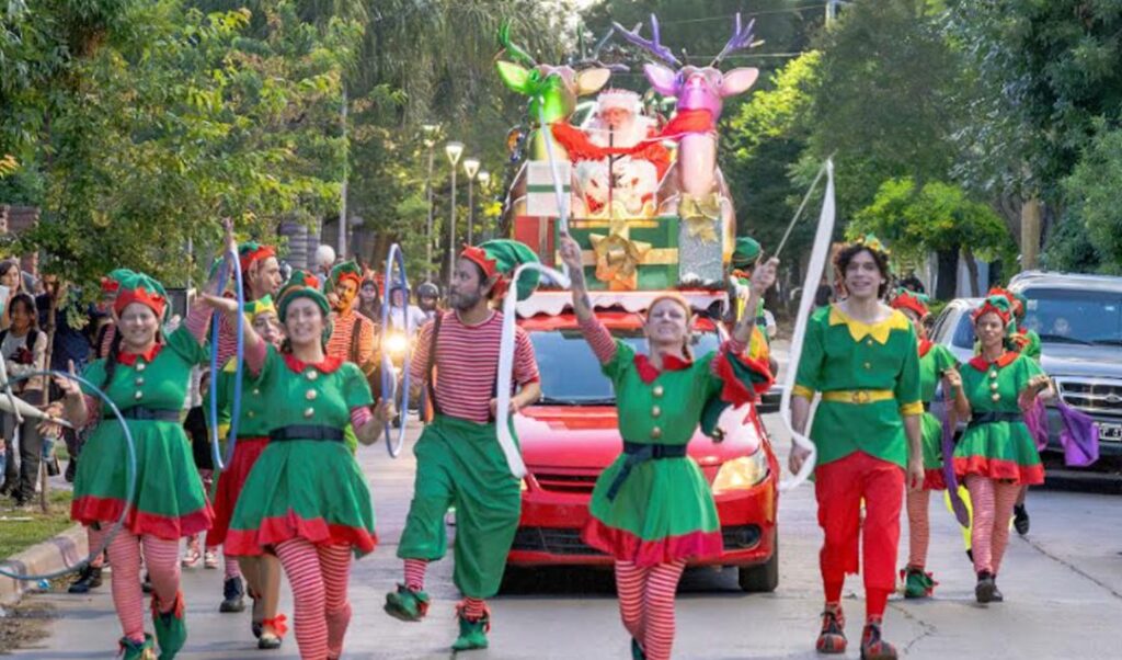 En el marco del mes de la Navidad que ya se vive con intensidad en San Nicolás, este sábado 13 de diciembre se llevará adelante el tradicional desfile navideño por las calles del centro de la ciudad. El evento contará con la esperada Caravana de Papá Noel, que estará acompañada por más de 35 artistas, entre acróbatas y músicos, quienes aportarán color, magia y alegría a la jornada.