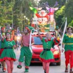 En el marco del mes de la Navidad que ya se vive con intensidad en San Nicolás, este sábado 13 de diciembre se llevará adelante el tradicional desfile navideño por las calles del centro de la ciudad. El evento contará con la esperada Caravana de Papá Noel, que estará acompañada por más de 35 artistas, entre acróbatas y músicos, quienes aportarán color, magia y alegría a la jornada.