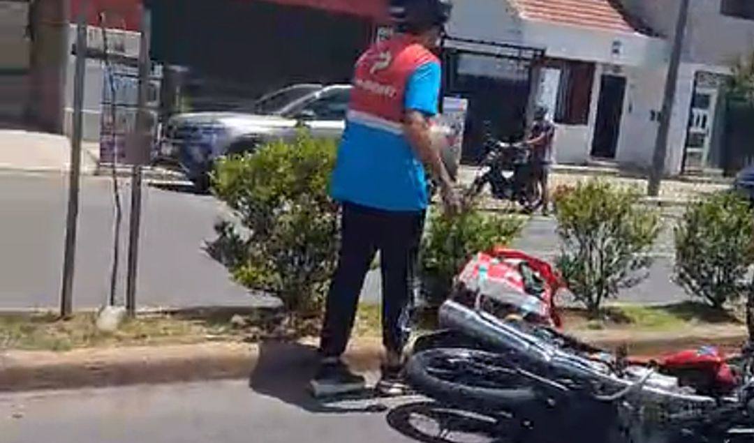 Un cadete de la empresa de delivery Pedido Ya fue atropellado en la tarde de ayer mientras realizaba su jornada laboral en San Nicolás. El siniestro ocurrió alrededor de las 13 horas sobre avenida Moreno, entre Lavalle y León Gurciaga, cuando el joven trabajador fue embestido por un vehículo conducido por una mujer.